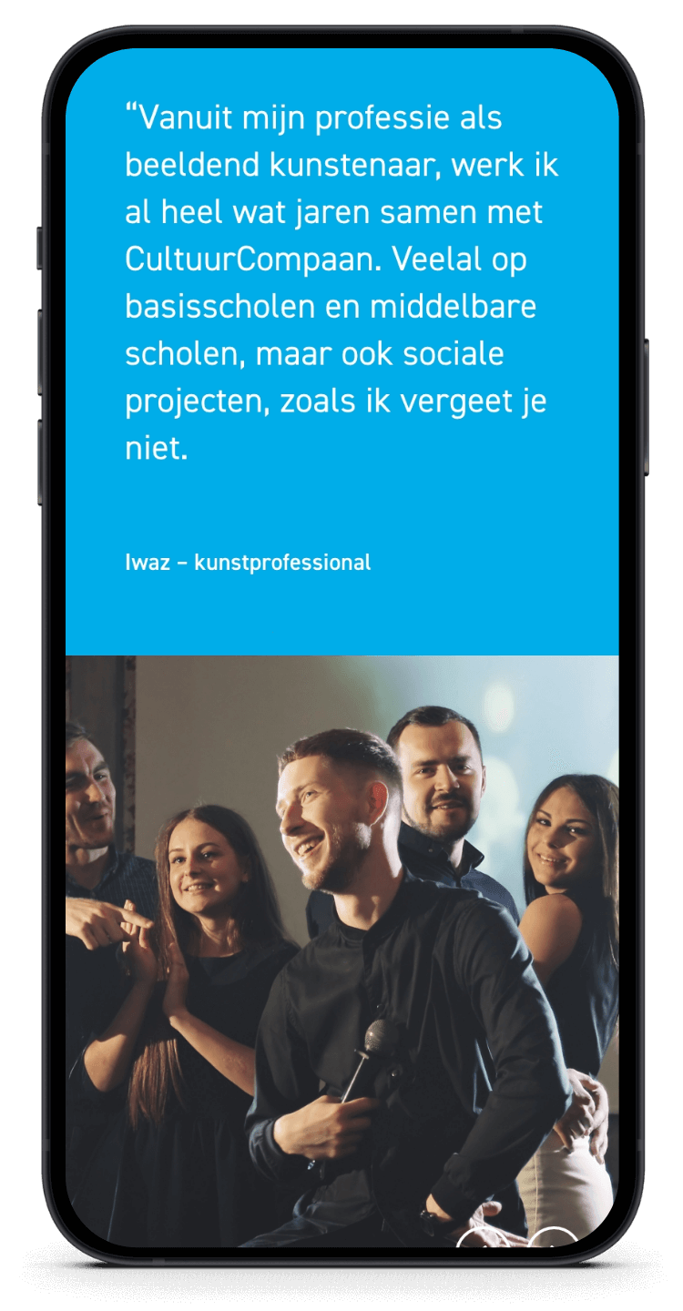 Vijf mensen lachen samen, één met een microfoon in de hand.