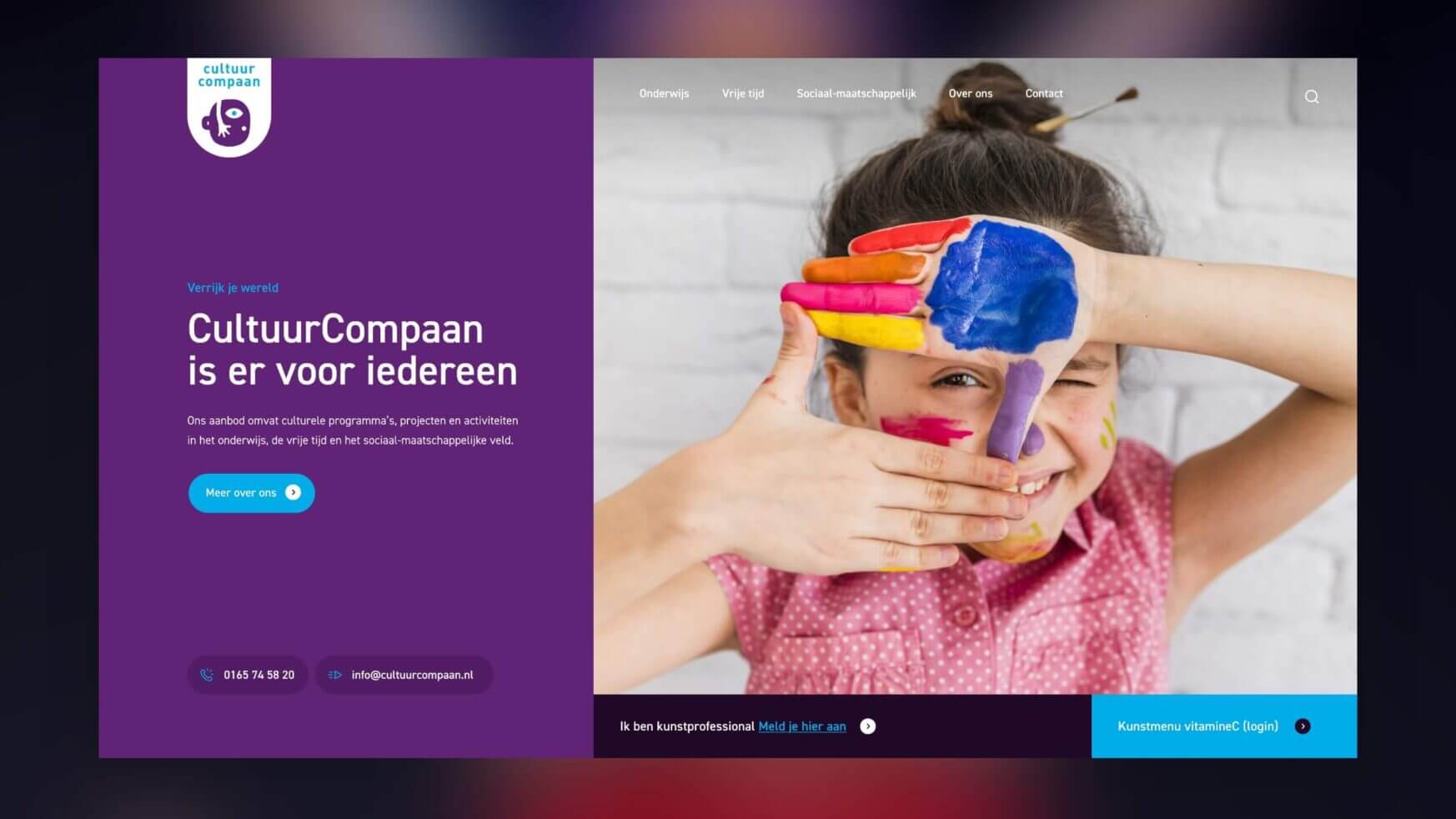 Een kind grijnst met beschilderde handen. Kijk op CultuurCompaan!.