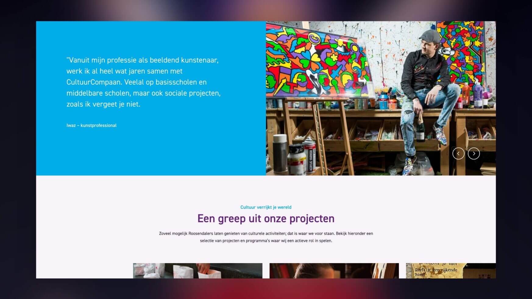 Een kunstenaar in een kleurrijk atelier, verzonken in levendige, abstracte kunst en omringd door schilderijen en benodigdheden.