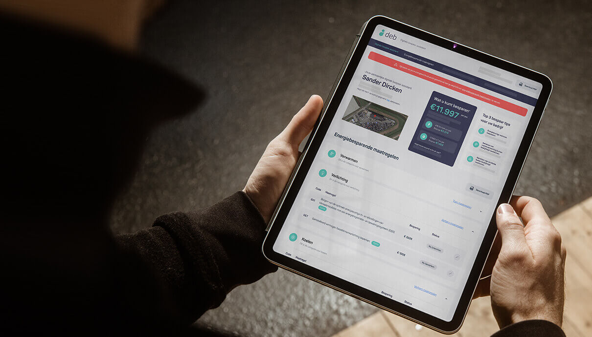Iemand bekijkt op zijn tablet een digitaal menu met gerechten en prijzen.