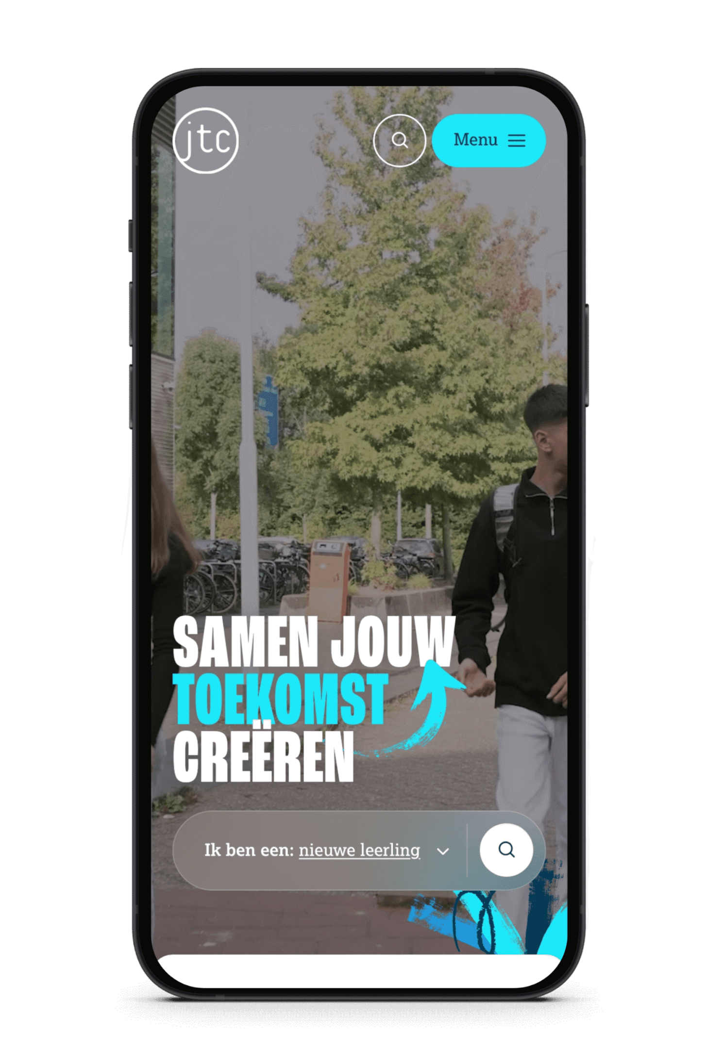 Telefoon toont een website met twee mensen die onder bomen lopen: "Samen je toekomst creëren.