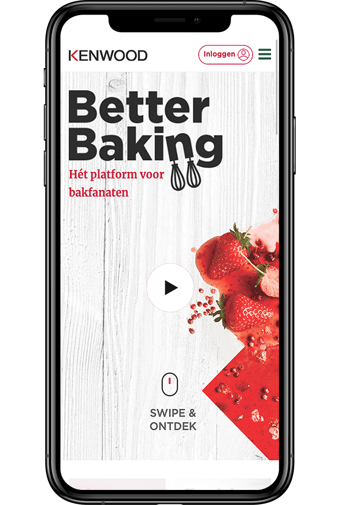 Smartphone toont de app "Better Baking" met aardbeien en een afspeelknop.