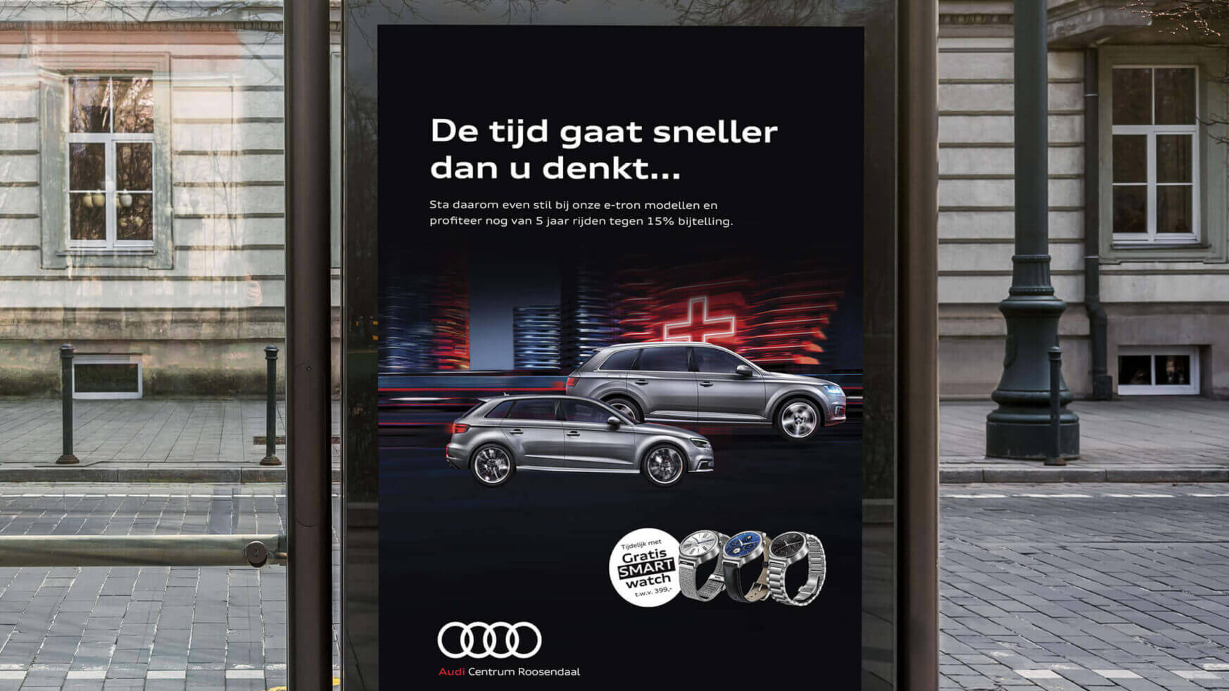 Advertentie Audi Roosendaal: Twee auto's, donkere achtergrond. Ontvang een gratis smartwatch. Tekst in het Nederlands.