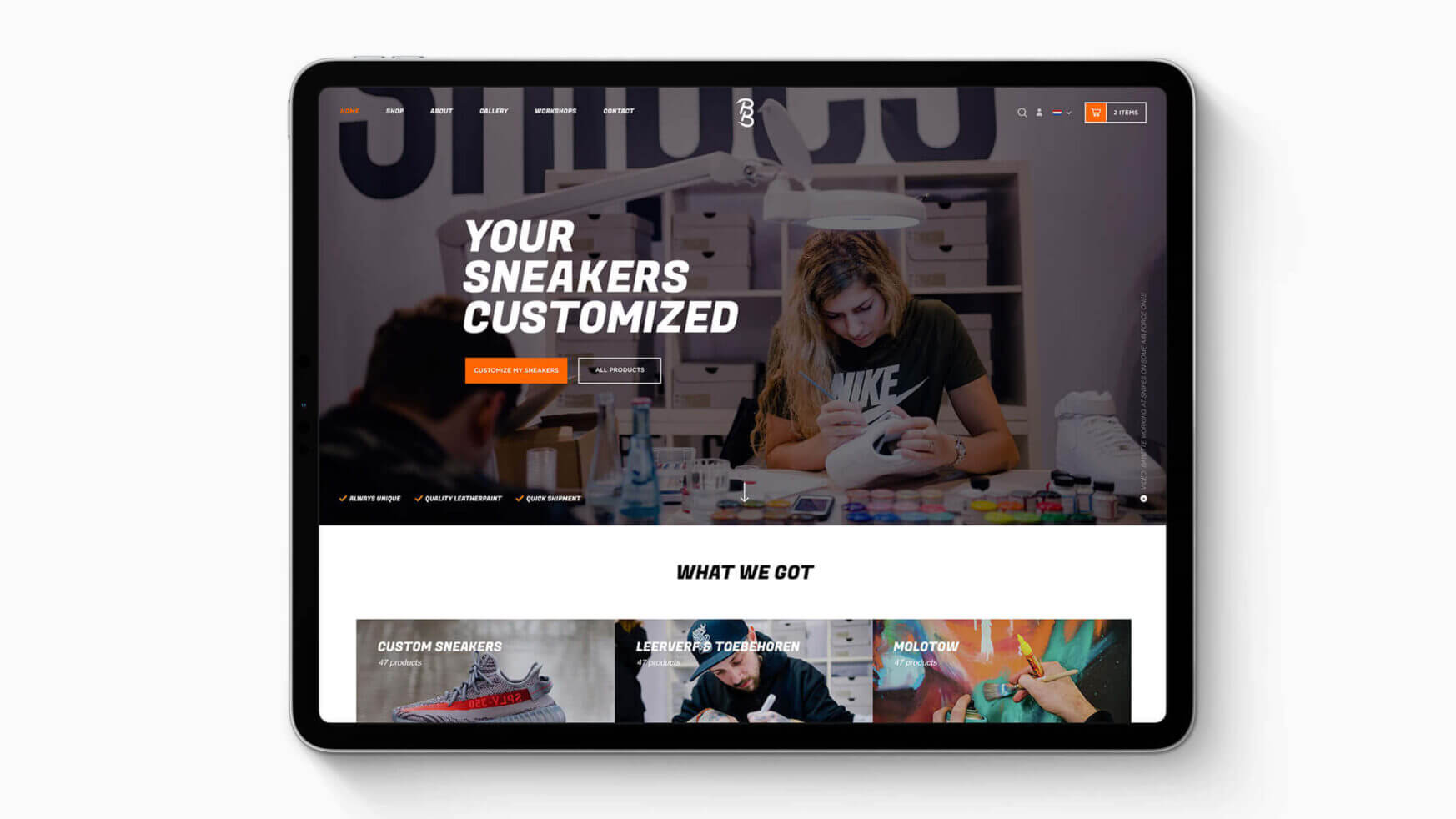 Op een tablet zie je de site "Customs by BB" staan, terwijl iemand vakkundig unieke sneakers maakt.