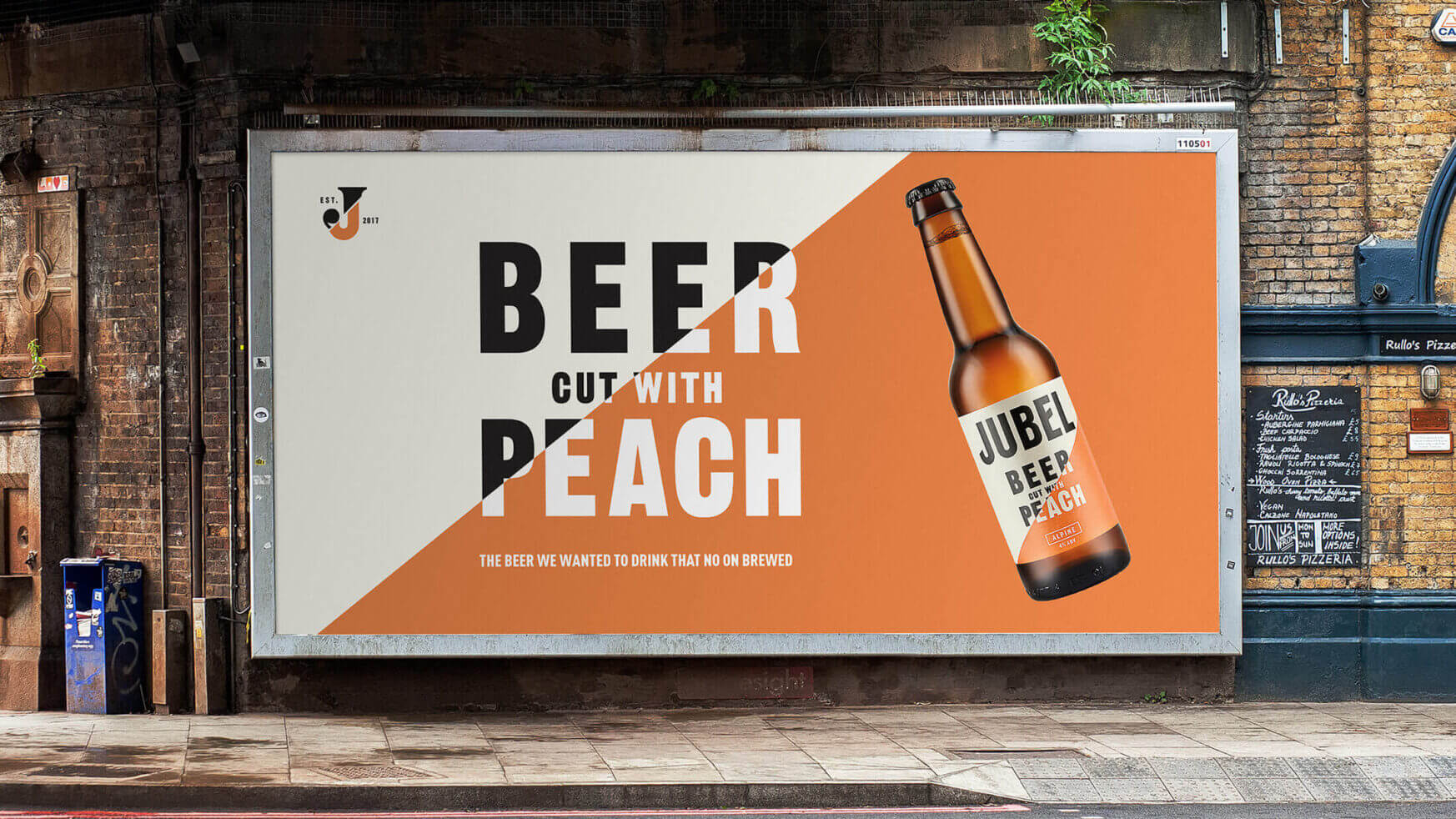 Een billboard springt in het oog met een Jubel-bierfles en de tekst "Beer cut with peach" op een opvallende witte en oranje achtergrond.