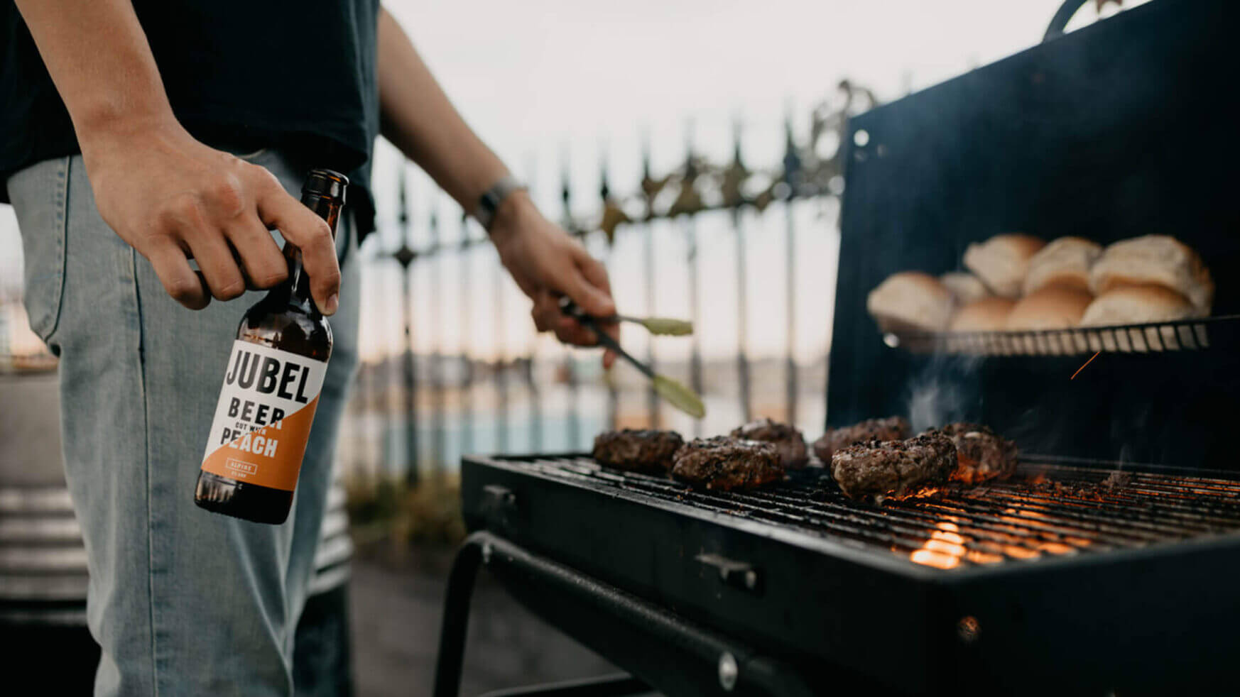 Grillen bij het zwarte hek met een Jubelbiertje en glinsterend water maken het plaatje compleet.