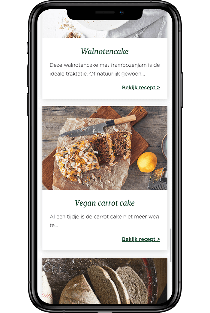 Smartphone toont afbeeldingen en recepten voor walnotentaart en veganistische worteltaart.