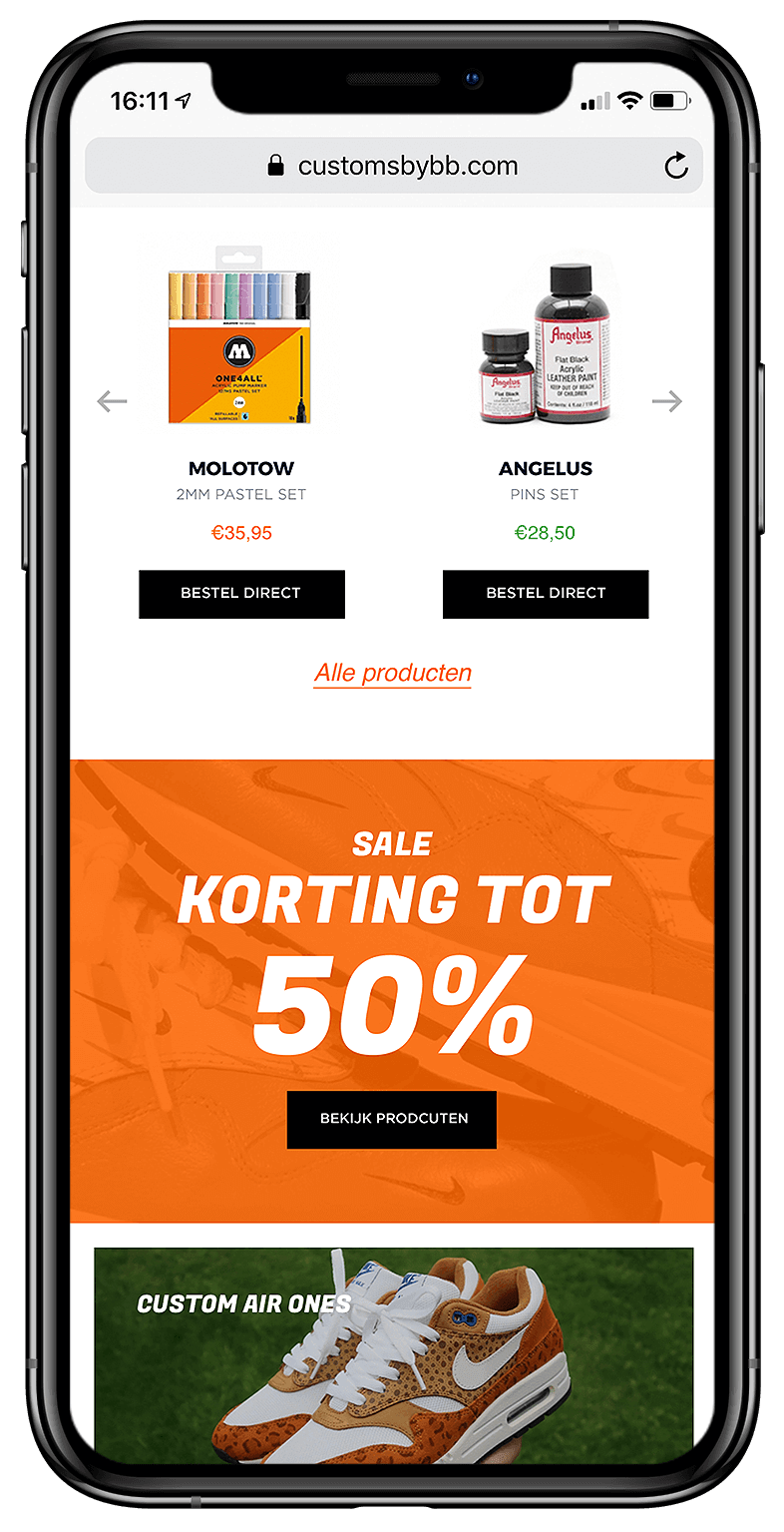 Een smartphone toont een korting van 50% op kunstbenodigdheden van Customs by BB met exclusieve aanbiedingen.