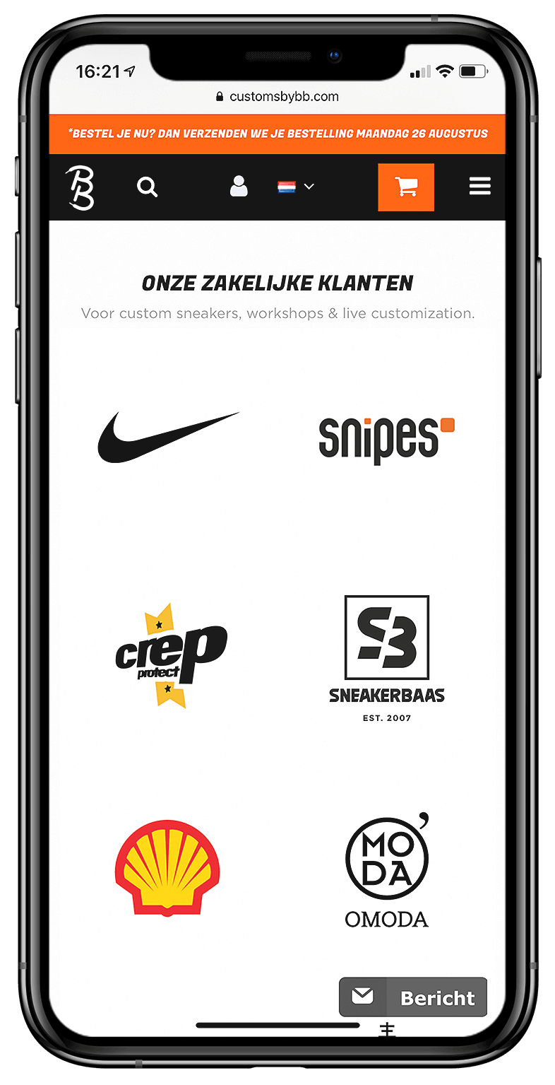 Op een smartphone staan logo's van Nike, Shell, Omoda en de kenmerkende flair van Customs by BB.