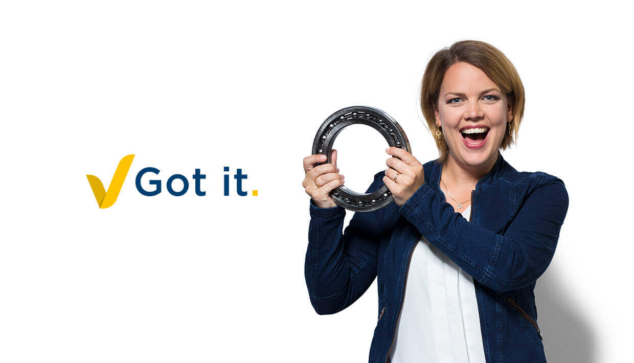 Een vrouw houdt zelfverzekerd een 'Ik snap het'-cirkel vast met een vinkje, aangeboden door ABF.