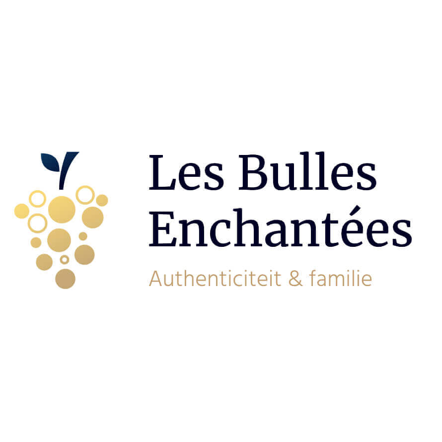 Logo van Les Bulles Enchantées: een chique, goudkleurige druiventros met de tekst "Authenticiteit & familie" – een ode aan authenticiteit en familie.