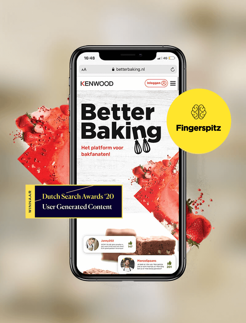 Smartphone op de bakplaat, aardbeien erachter. Badge Dutch Search Awards links.