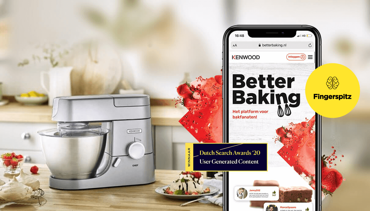 Kenwood mixer op het aanrecht, telefoon met bakplaat open, Dutch Search Awards badge getoond.