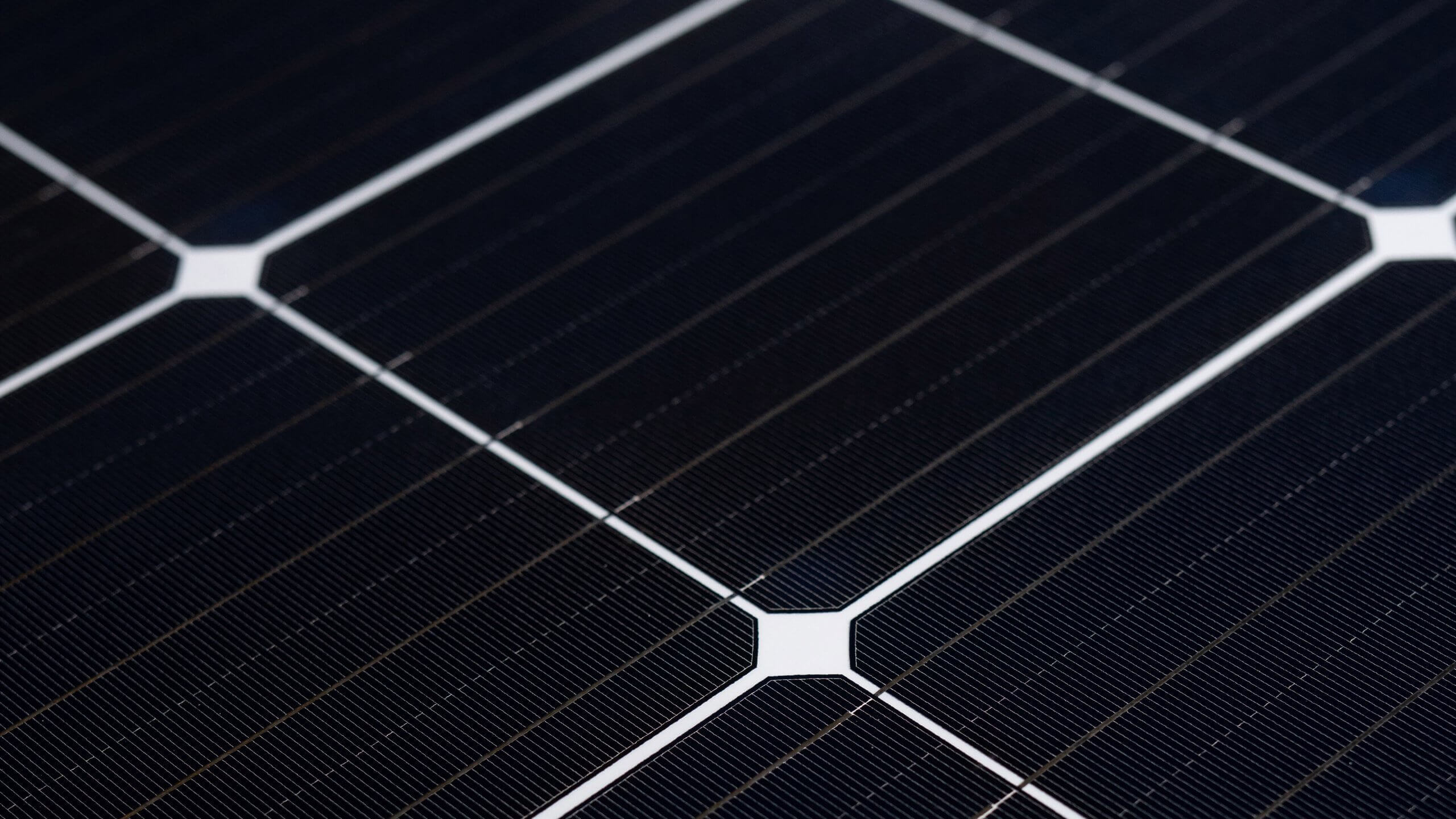 Close-up van YMX Euro Solar paneel met rasterlijnen en witte connectoren.