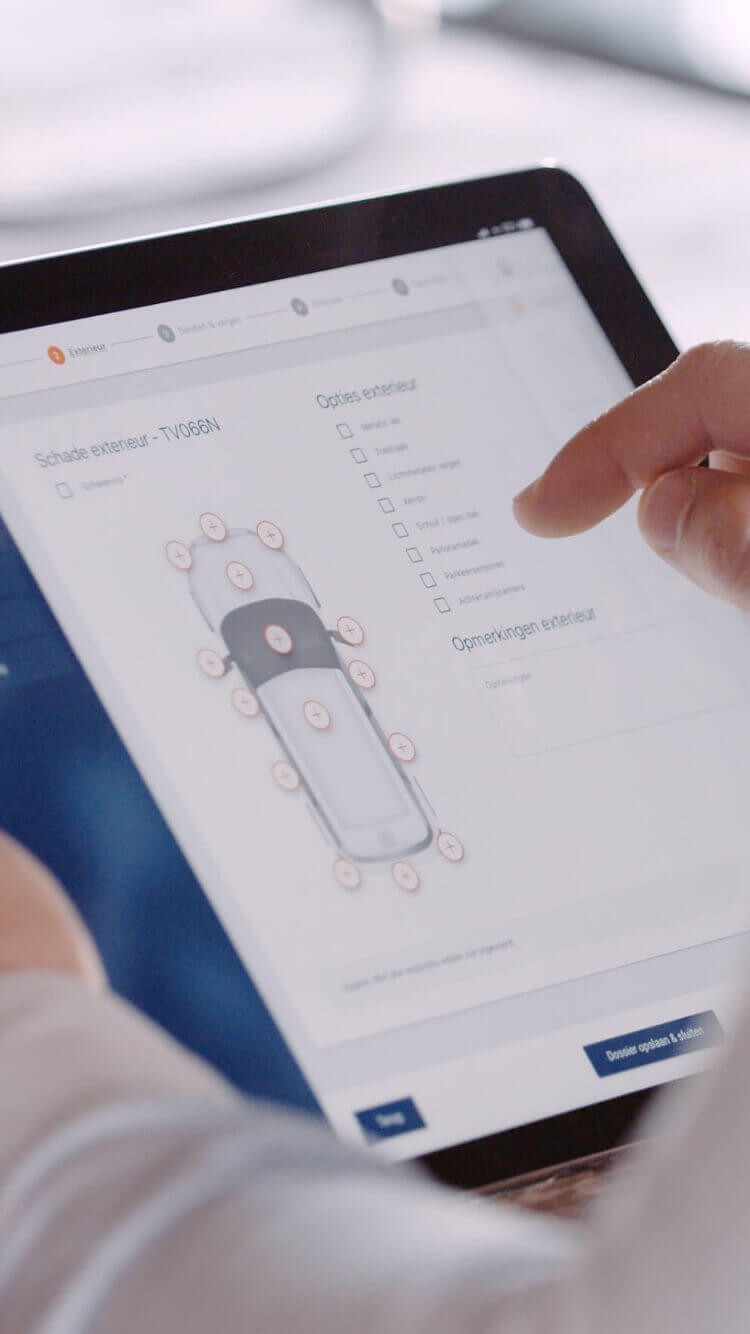 Een tablet toont een checklist en diagram voor de auto-inspectie, die autoliefhebbers handig kunnen bedienen.