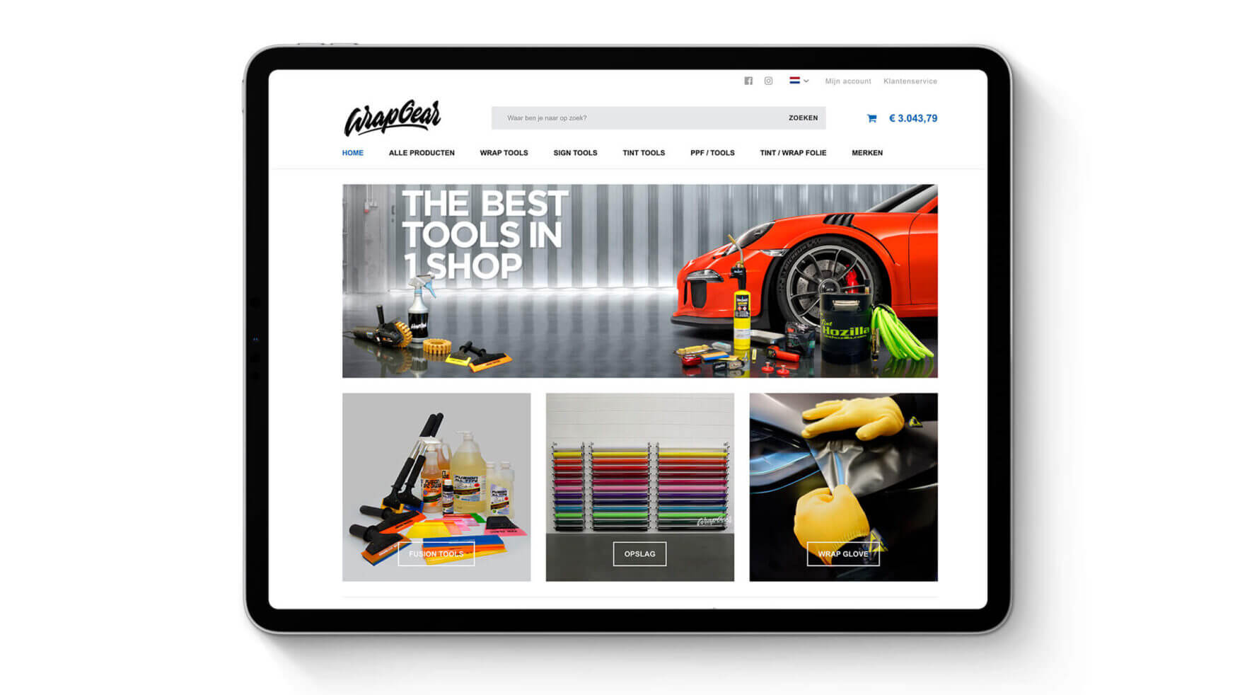 Bekijk Wrapgear.nl op een tablet voor autogereedschap, felle kleuren en de beste schoonmaakmiddelen.