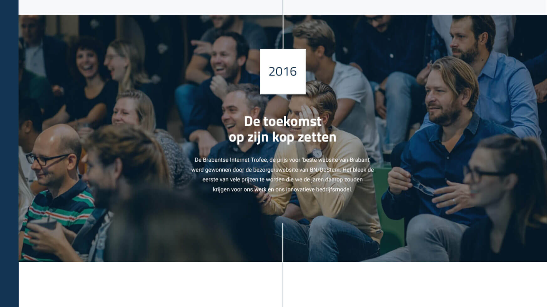 Tijdens het Car Collect-evenement van 2016 zit een divers publiek glimlachend en betrokken.