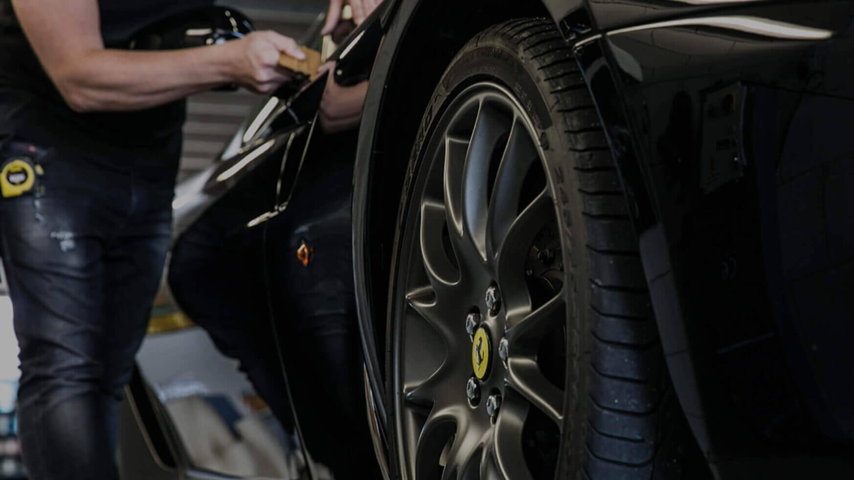 Een strakke, zwarte sportwagen schittert. Het is een toonbeeld van Wrapgear.nl's perfecte afwerking en ongeëvenaarde aandacht voor details.