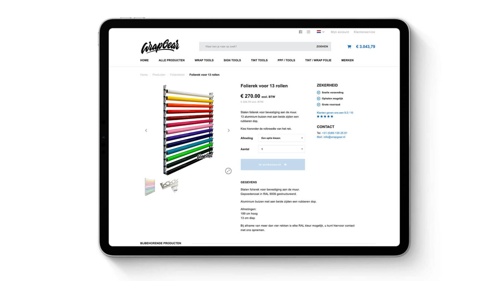 Op een tablet wordt de levendige wereld van Wrapgear.nl getoond, met kleurrijke pennenhouders en gedetailleerde productinformatie.
