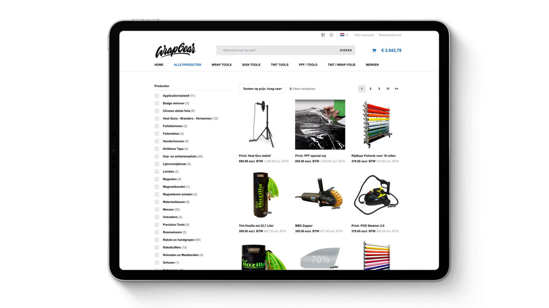 De tablet toont de online winkel van Wrapgear.nl met een ruim assortiment aan tuingereedschap en -producten.