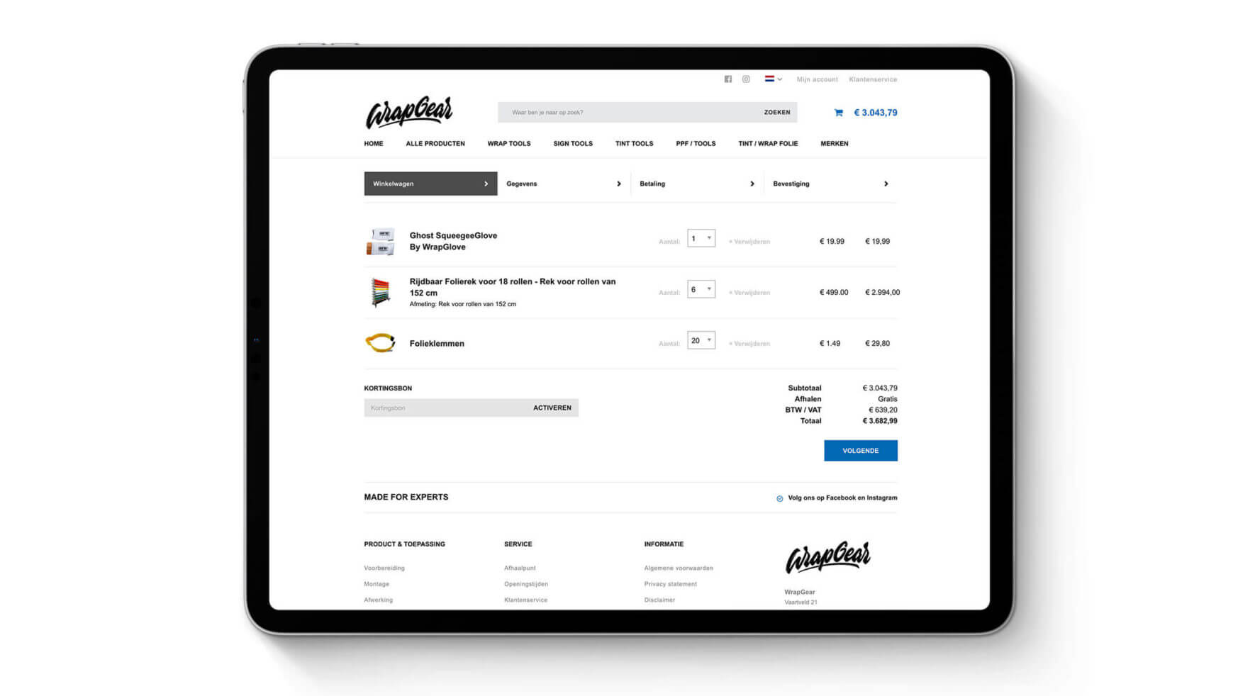 Op het tabletscherm ziet u een winkelwagen van Wrapgear.nl met softwareartikelen ter waarde van € 318,68.
