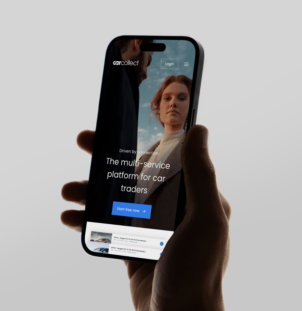 Hand met telefoon en login voor autohandel, naast een Koppert Cress product voor een frisse vibe.