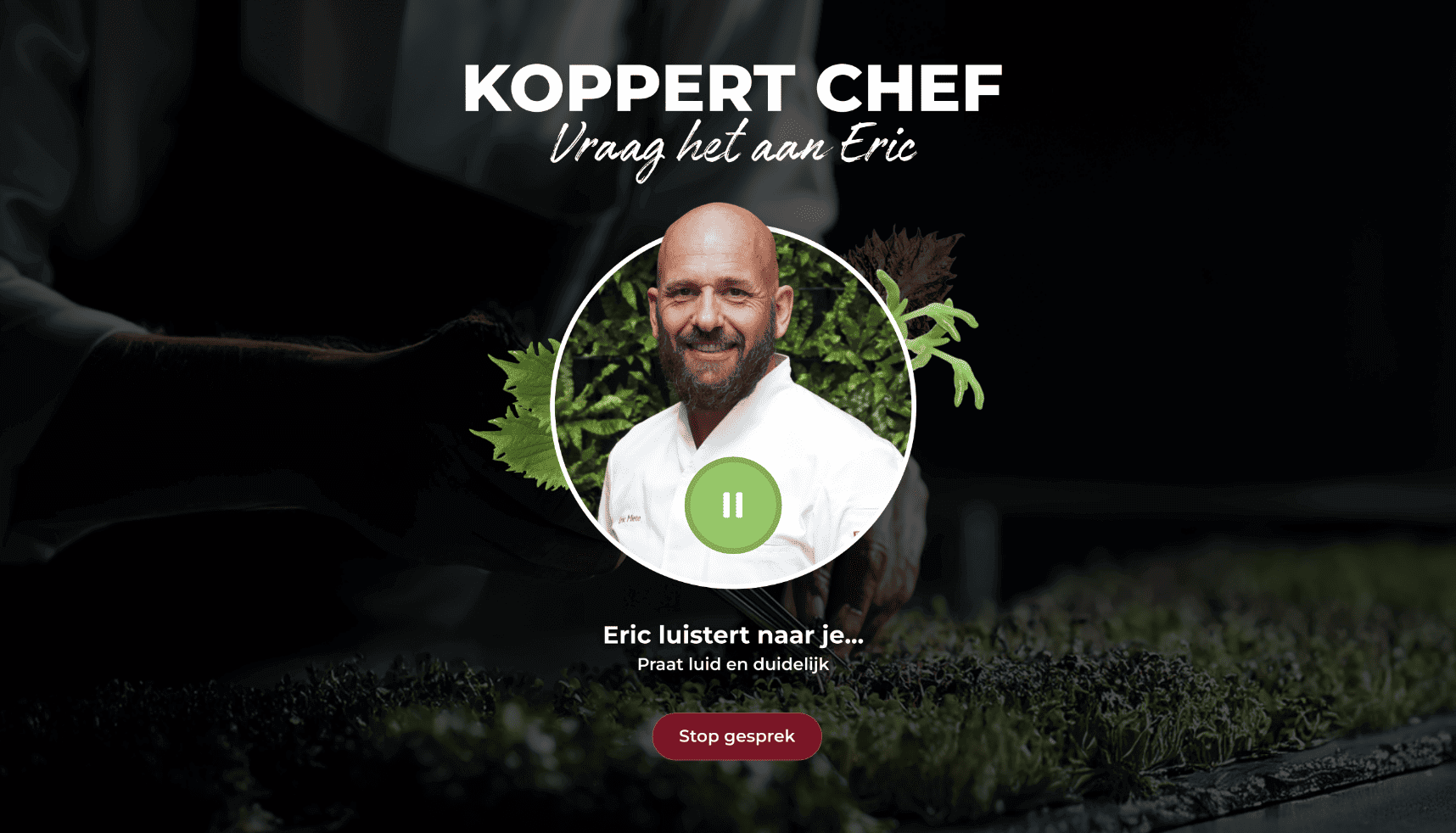 Glimlachende chef-kok in wit met "Koppert Chef" tekst en luisterend icoon op donkere achtergrond, focus op Koppert Cress.