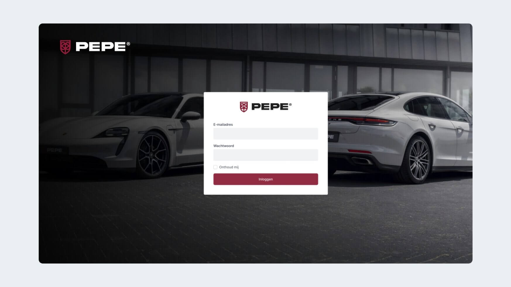 PEPE-inlogscherm met twee witte auto's buiten een modern gebouw in Koppert Cress-stijl.