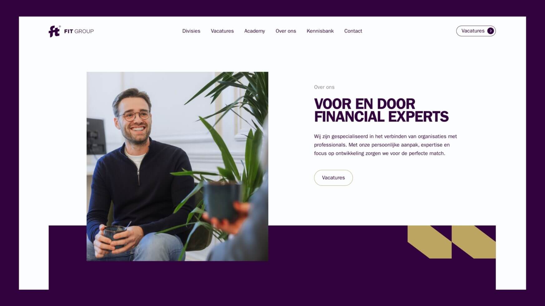 Lachende man met bril en mok in de hand praat met een collega in een modern kantoor van de FIT Group.