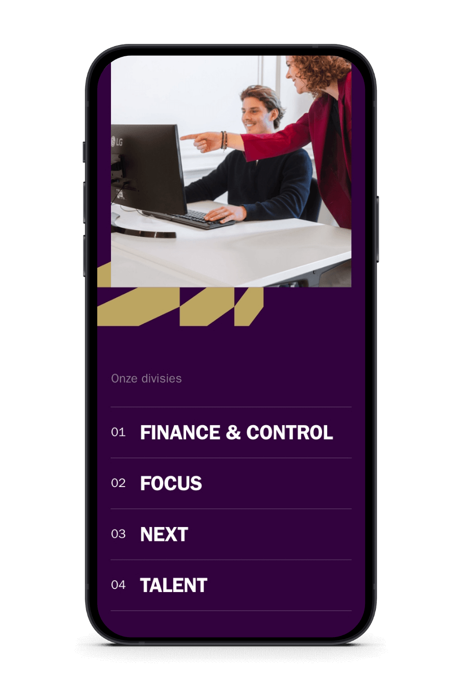 Twee mensen navigeren door het appmenu van FIT Group: de afdelingen Financiën, Focus, Volgende en Talent.