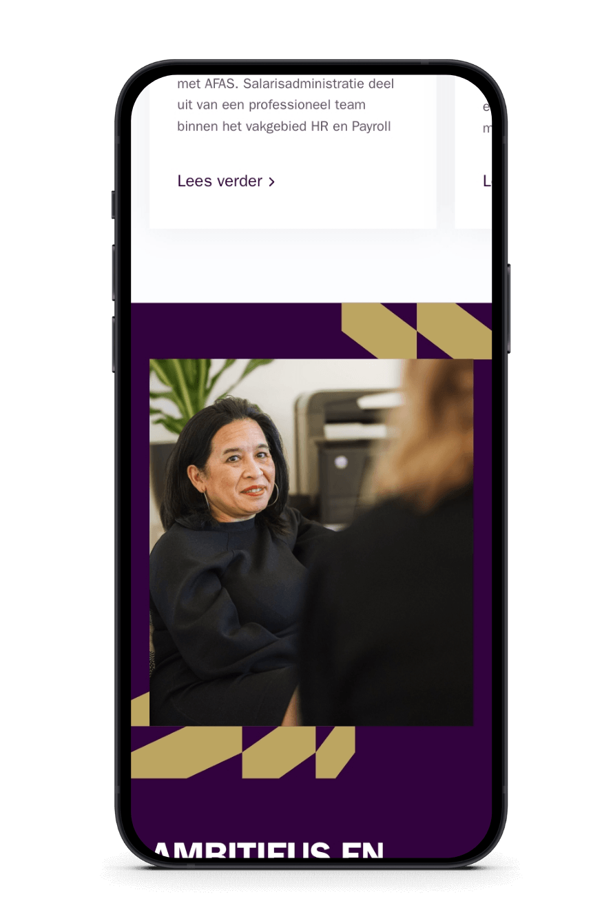 Een vrouw met donker haar chat tijdens een virtuele FIT Group-vergadering, weergegeven op een smartphonescherm.
