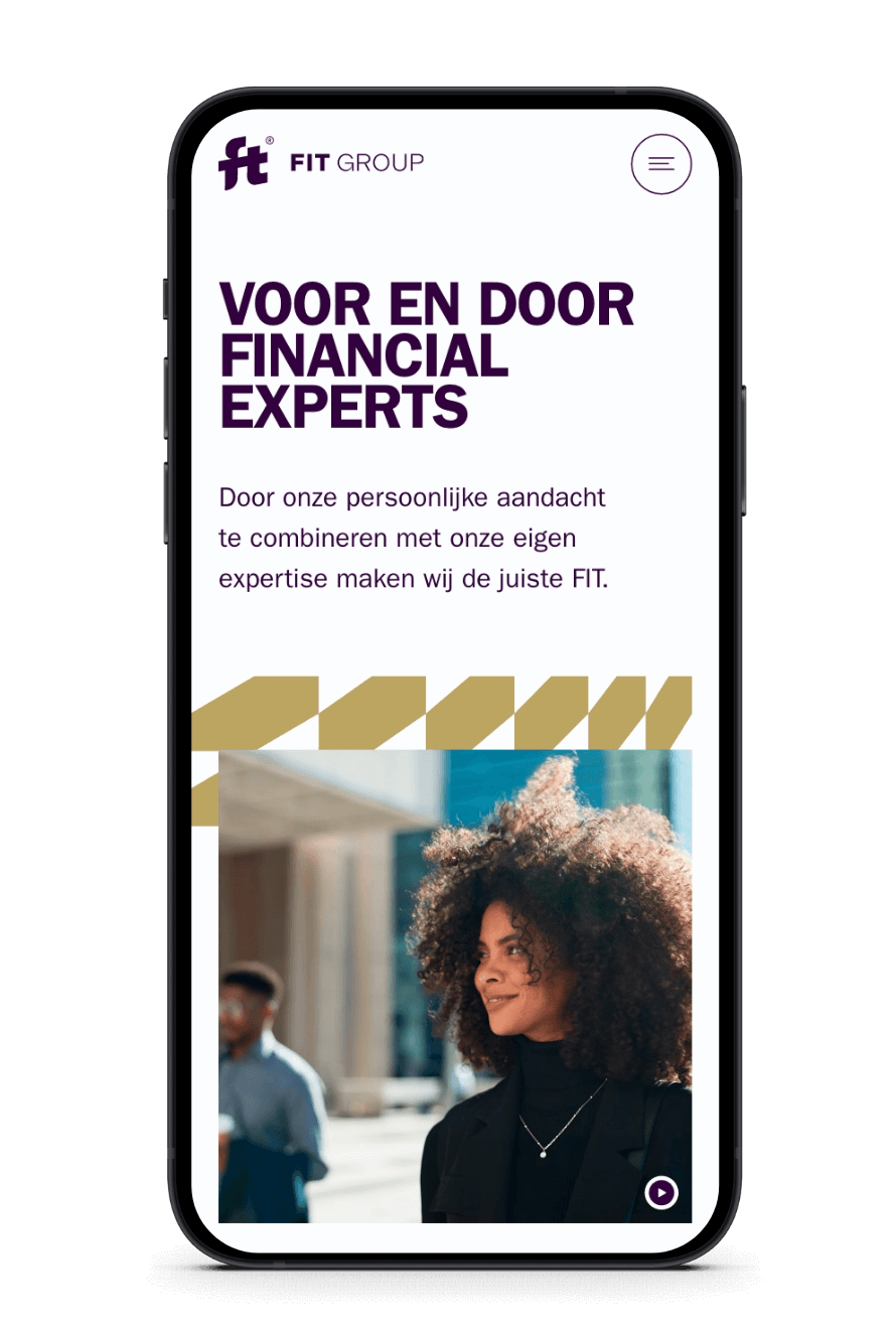 Bedrijfssite van FIT Group op smartphone, vrouw in beeld, Nederlandse tekst over financiële expertise.
