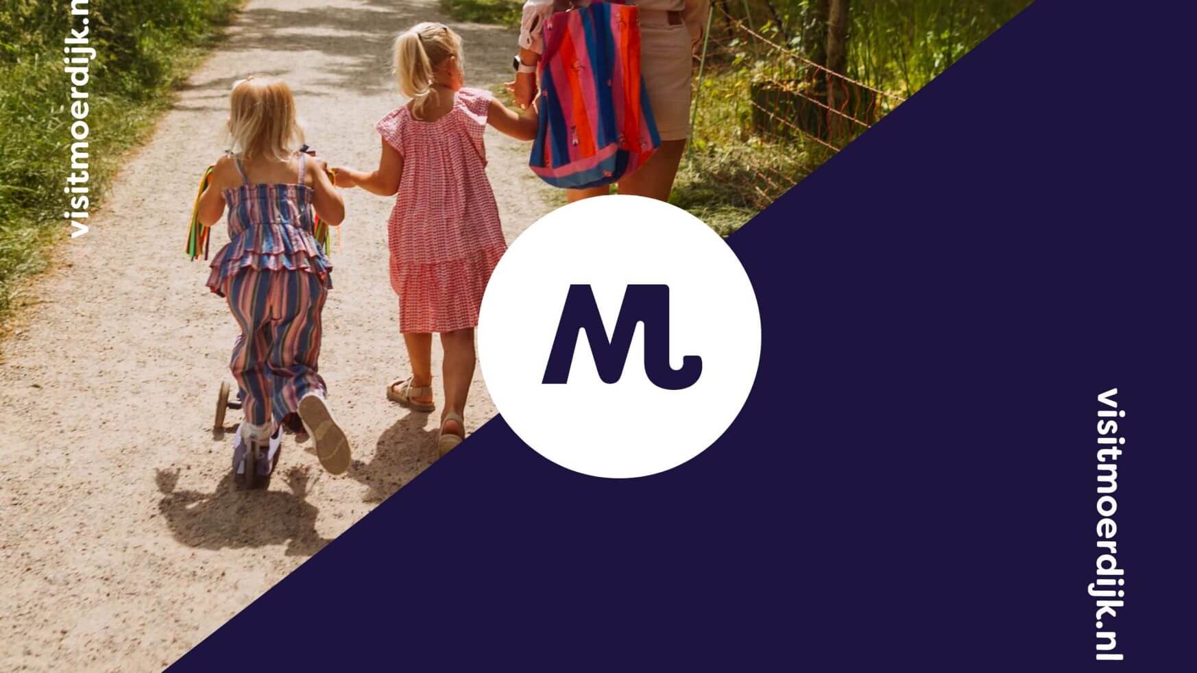 Vrouw en twee meisjes lopen op een zonnig pad; "Visit Moerdijk" en visitmoerdijk.nl staan op de afbeelding.