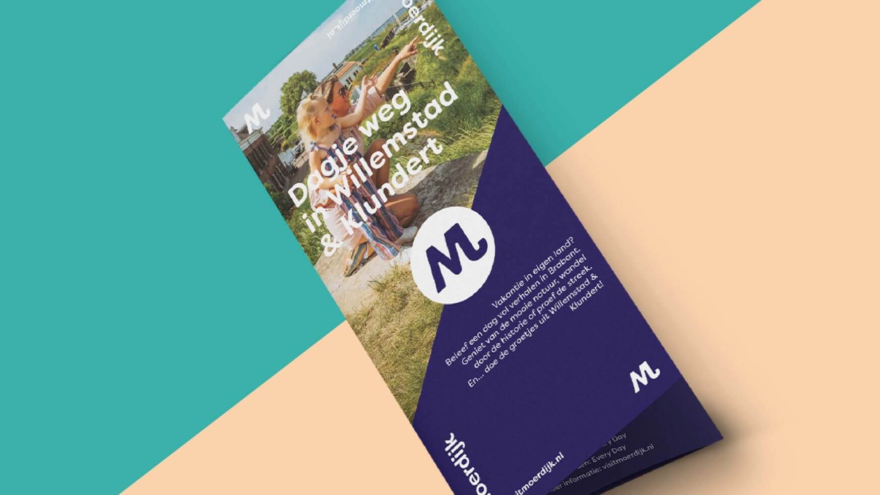Brochure met spelende kinderen, paarse accenten en vette "M" nodigt je uit om Moerdijk te bezoeken.
