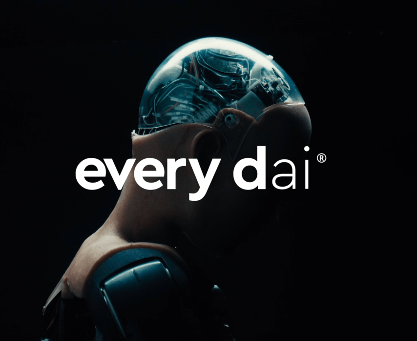 Een zijaanzicht van een heldere humanoïde robot met "every dai" over het beeld geschreven.