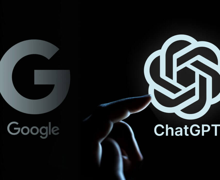 Hand wijst naar ChatGPT en Google-logo's op een donkere achtergrond.