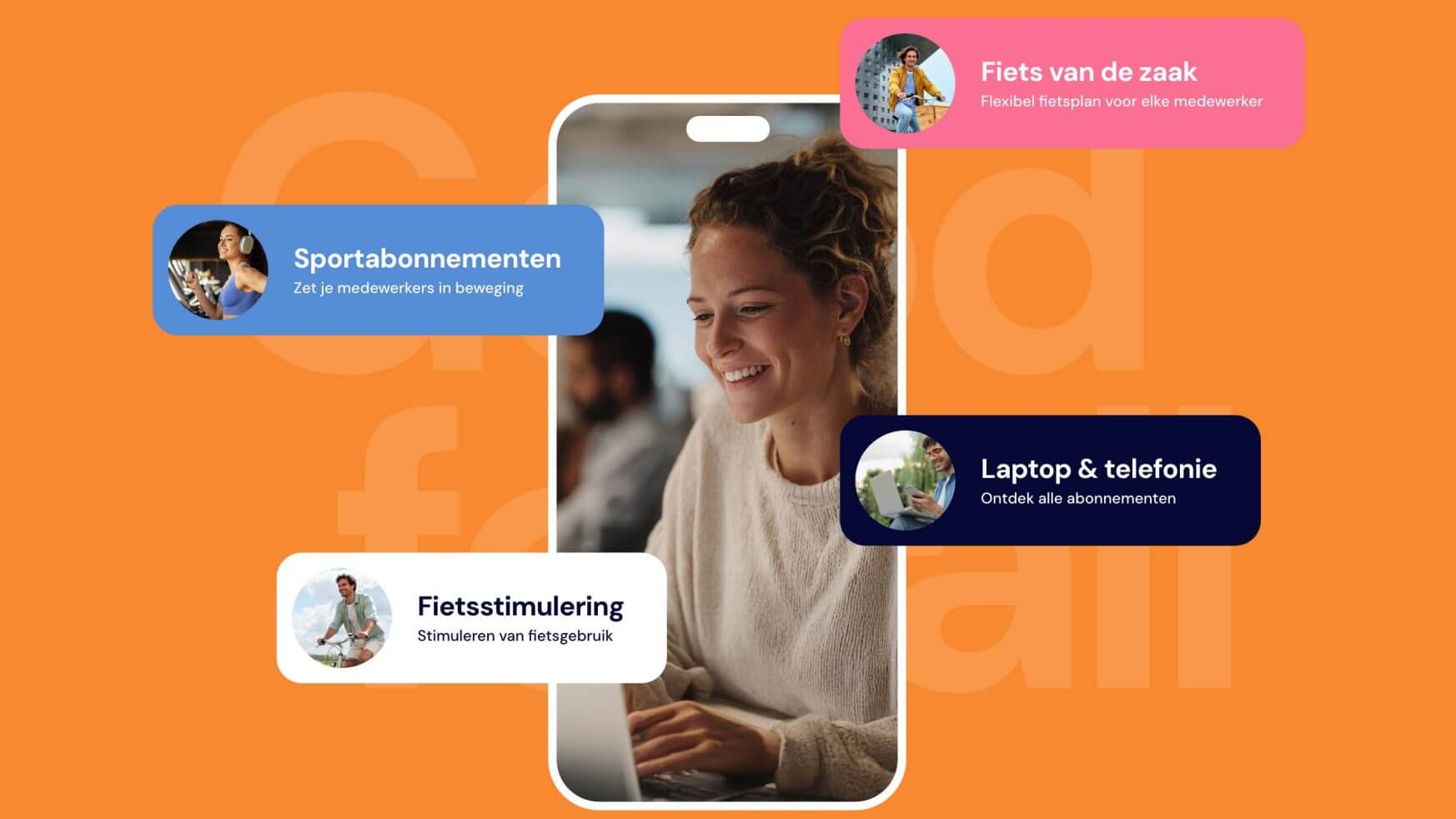 Glimlachende vrouw met laptop, oranje achtergrond met Nederlandse tekstballonnen over baanvoordelen.