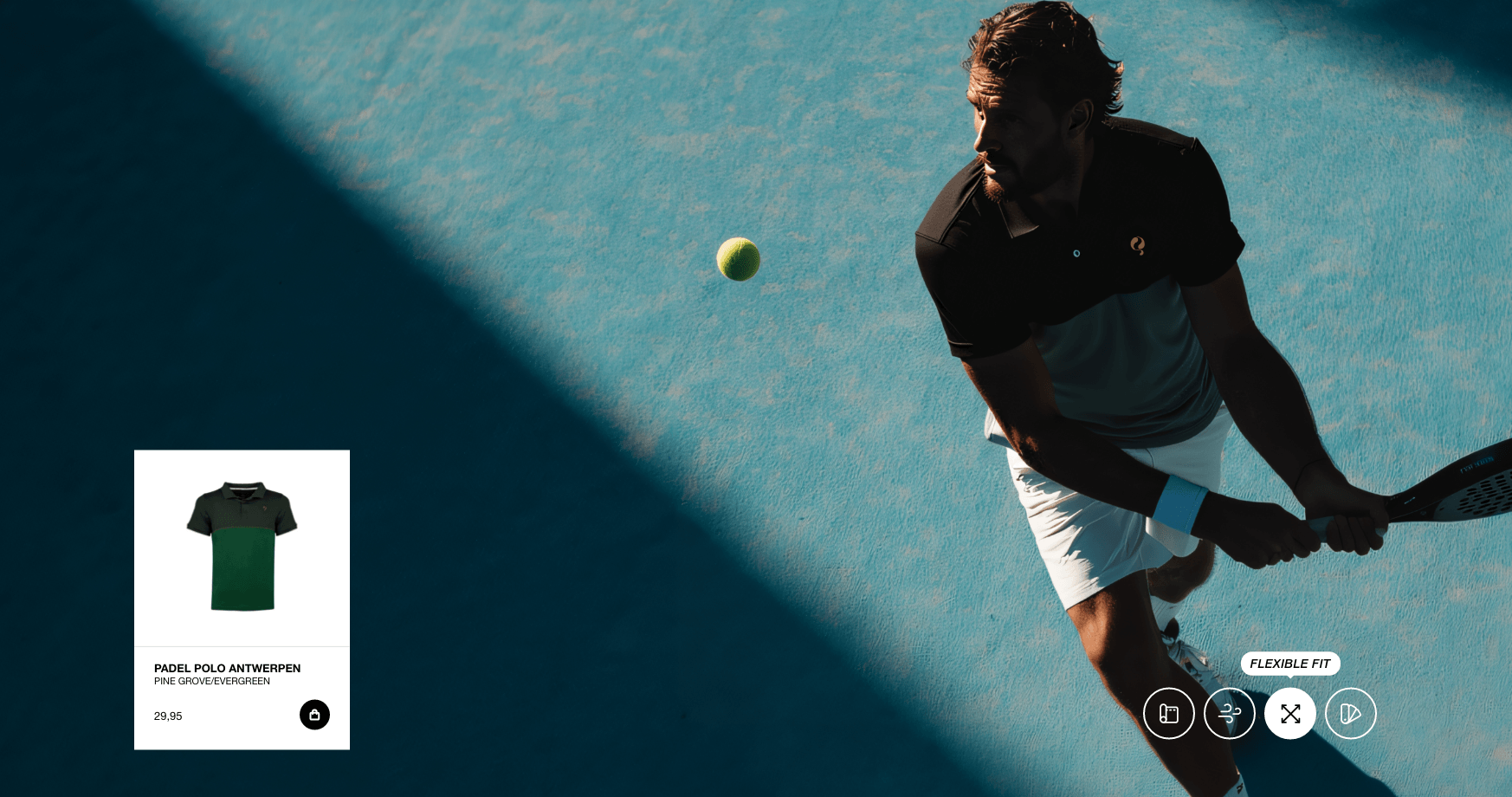 Geschaduwde mannelijke tennisser maakt zich klaar om de bal te slaan op een blauwe baan; links is een advertentie van een poloshirt te zien.