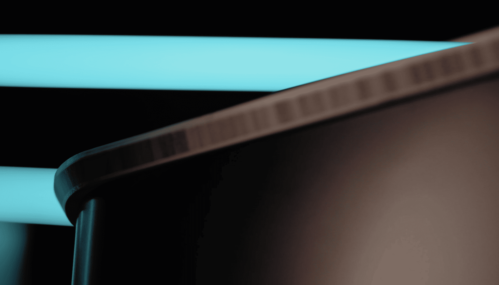 Gebogen donker oppervlak in close-up met oplichtende blauwe neonlijnen die de abstracte achtergrond verlichten.