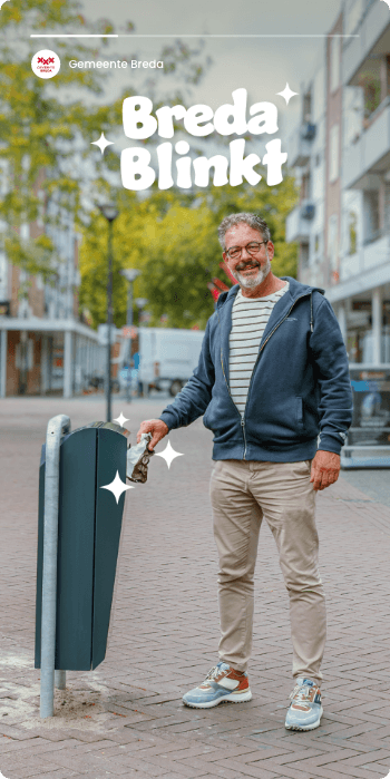 Glimlachende man gooit een plastic fles in de vuilnisbak op straat, tekst "Breda Blinkt" erboven.