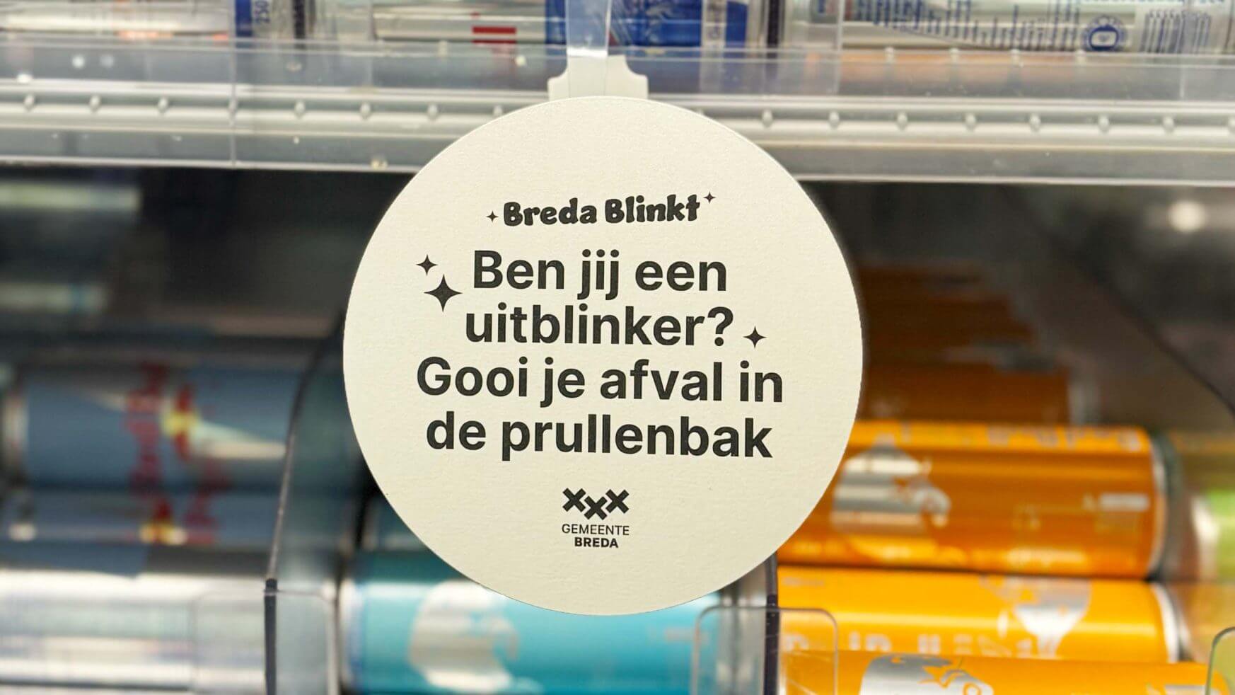 Rond bord van energiedrankjes: Ben jij een uitblinker? Gooi je afval in de prullenbak.