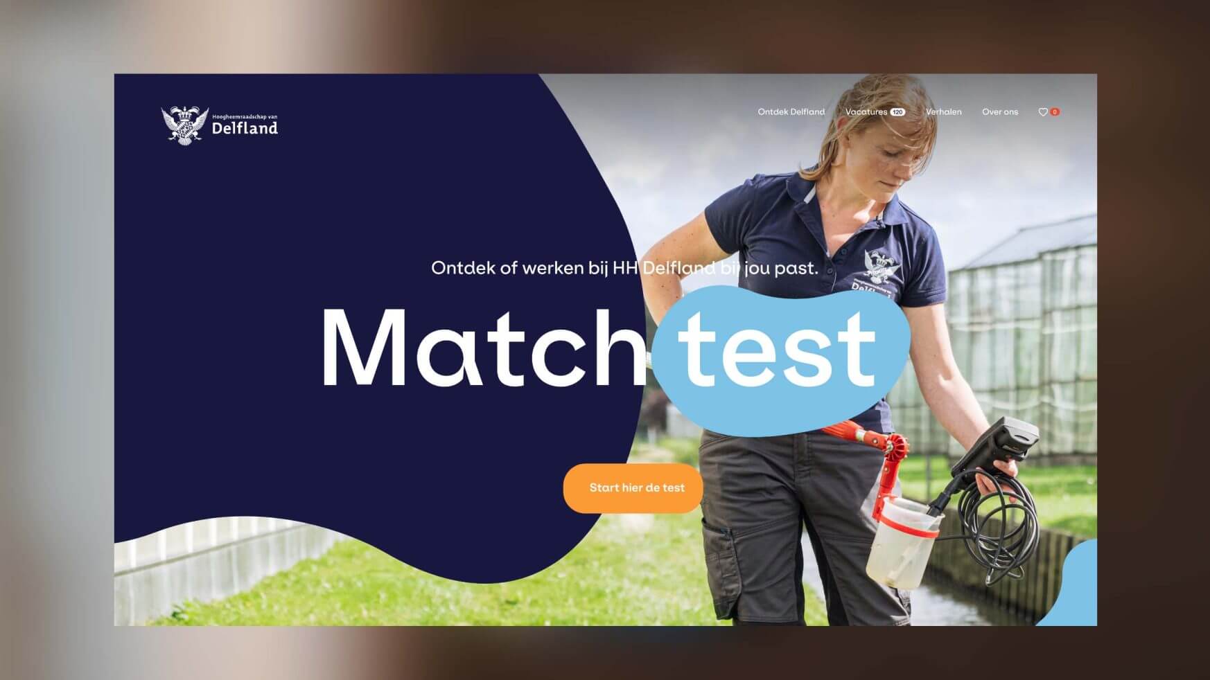 Vrouw in werkkleding met tuingereedschap op een website met "Wedstrijdtest" en een startknop.